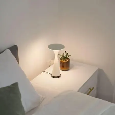 Vibrant 2br In Koukaki *