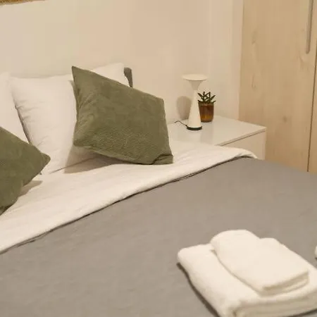 Vibrant 2br In Koukaki *