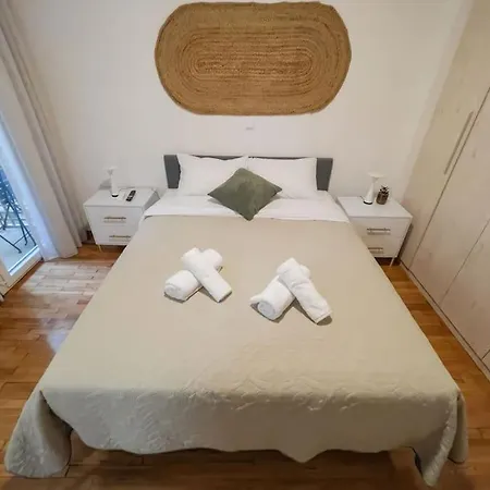 Vibrant 2br In Koukaki *