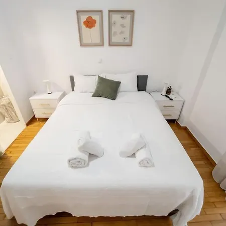 Vibrant 2br In Koukaki *