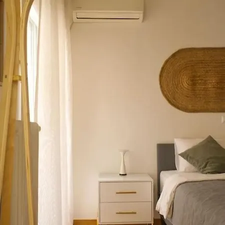 Vibrant 2br In Koukaki *